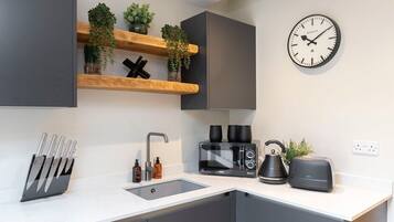 Coffee/tea maker, fridge, microwave, oven