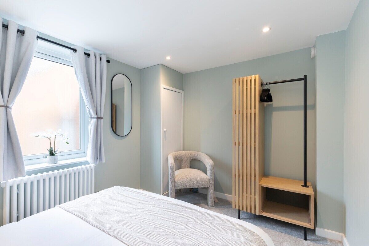 2 slaapkamers, een bureau, een strijkplank/strijkijzer, reisbedje