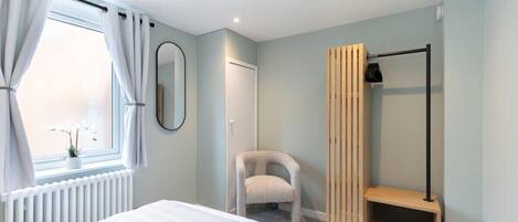 2 habitaciones, escritorio y tabla de planchar con plancha