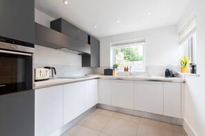 Cookware/dishes/utensils - Peaceful & Spacious 2 Bed Home in Cheltenham (Gloucestershire)
