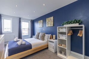 5 slaapkamers, een strijkplank/strijkijzer, reisbedje, gratis wifi