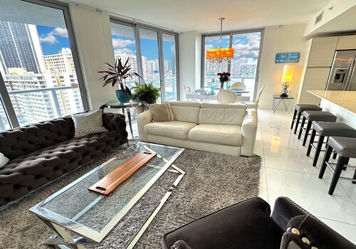 Luxury Water view Apartment 3/3 in Hallandale