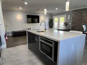 Fridge, microwave, oven, stovetop - UPSCALE MODERN 4BR TORRANCE HOUSE BUILT 2018 w/ GARAGE, FENCED YARD/PATIO (p79) (Torrance)