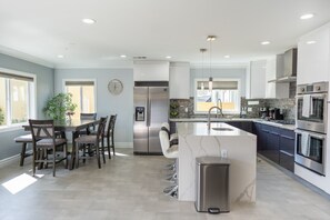 Fridge, microwave, oven, stovetop - UPSCALE MODERN 4BR TORRANCE HOUSE BUILT 2018 w/ GARAGE, FENCED YARD/PATIO (p79) (Torrance)