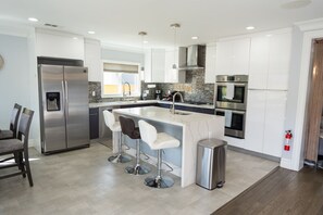 Réfrigérateur, four à micro-ondes, un four, surface de cuisson