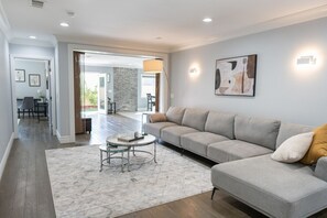 Téléviseur connecté, table de baby-foot, livres, bureau