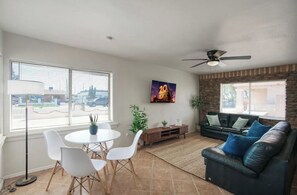 TV - Comfortable PHX Budget Rental (Phoenix)
