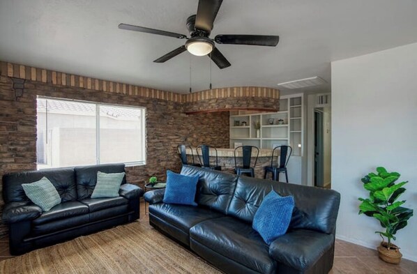 TV - Comfortable PHX Budget Rental (Phoenix)