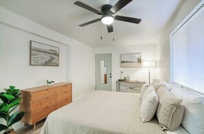 3 bedrooms, iron/ironing board, travel cot, WiFi - Comfortable PHX Budget Rental (Phoenix)