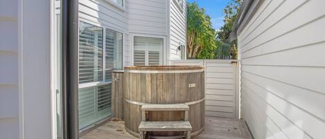 House, Non Smoking, Kitchen | Private spa tub