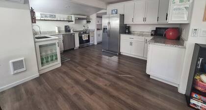 Charming 2-bedroom house with AC, WiFi in North Bend, pets ok, crabbing tools