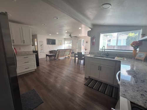 Charming 2-bedroom house with AC, WiFi in North Bend, pets ok, crabbing tools