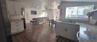 Charming 2-bedroom house with AC, WiFi in North Bend, pets ok, crabbing tools