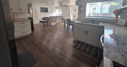 Charming 2-bedroom house with AC, WiFi in North Bend, pets ok, crabbing tools