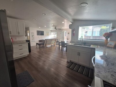 Charming 2-bedroom house with AC, WiFi in North Bend, pets ok, crabbing tools