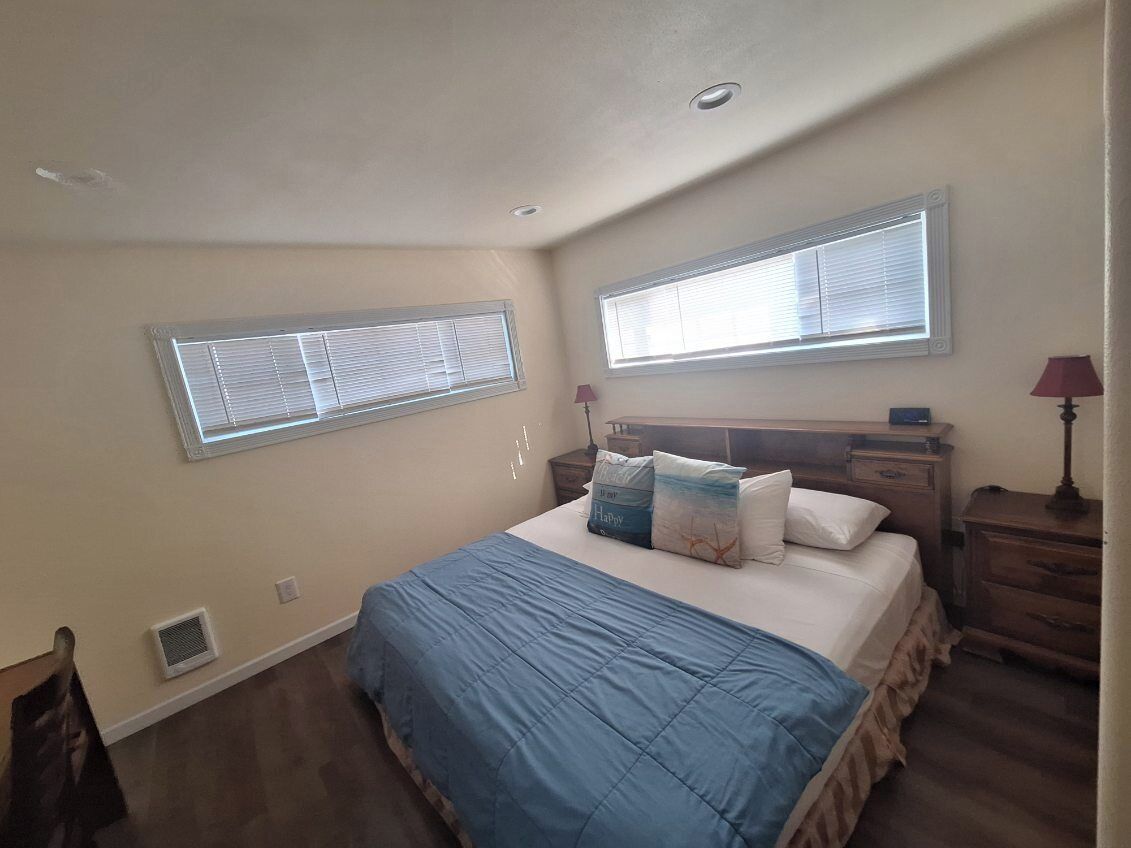 2 soverom, skrivebord, strykejern/-brett og wi-fi (inkludert)