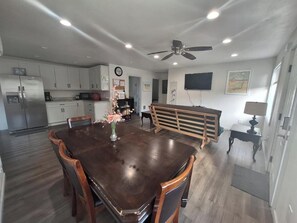 Dining - Charming 2-bedroom house with AC, WiFi in North Bend, pets ok, crabbing tools (North Bend)