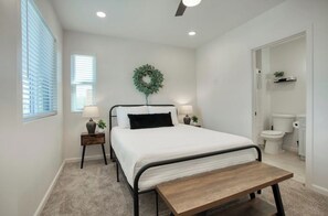 3 chambres, fer et planche à repasser, Wi-Fi, draps fournis