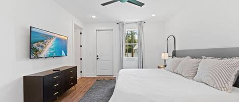 4 slaapkamers, een bureau, een strijkplank/strijkijzer, wifi