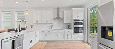 Een koelkast, een microgolfoven, een oven, een kookplaat