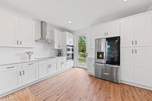 Réfrigérateur, four à micro-ondes, un four, surface de cuisson