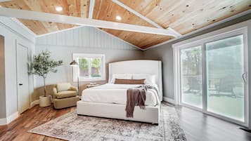 5 habitaciones, escritorio y tabla de planchar con plancha