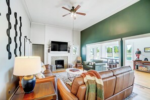 Smart-tv, pejs, bordfodbold, bordtennisbord