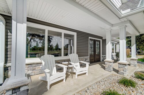 Golf Course Home - Hot Tub, Seasonal Heated Pool, Putting Green, Dogs Welcome