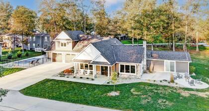 Golf Course Home - Hot Tub, Seasonal Heated Pool, Putting Green, Dogs Welcome