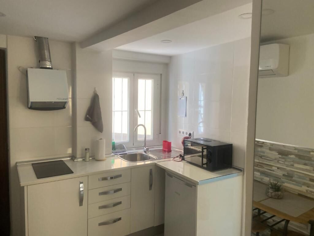 Een koelkast, een magnetron, een kookplaat