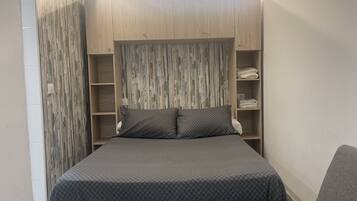 1 slaapkamer, een strijkplank/strijkijzer, reisbedje, wifi