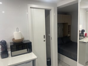 Kylskåp, mikrovågsugn, spishäll och kaffe- och tebryggare