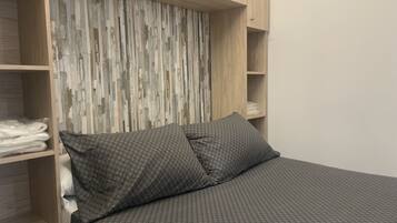 1 slaapkamer, een strijkplank/strijkijzer, reisbedje, wifi