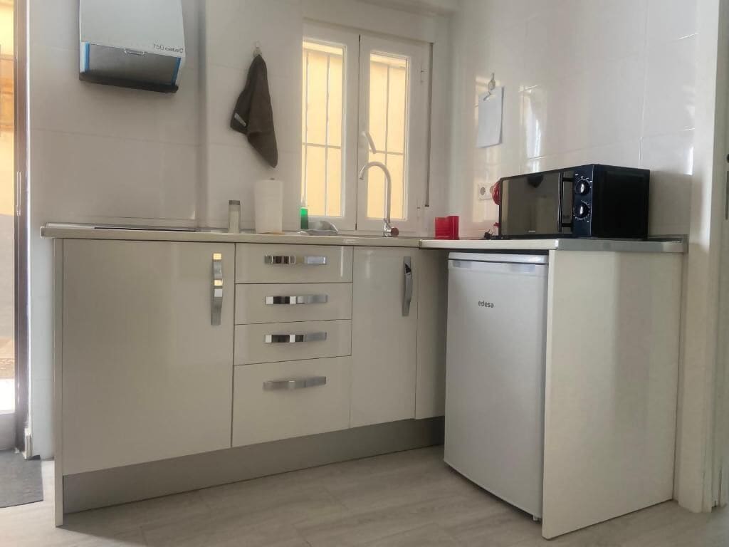 Een koelkast, een magnetron, een kookplaat