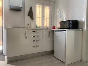 Kylskåp, mikrovågsugn, spishäll och kaffe- och tebryggare