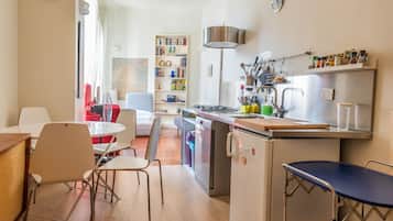 Frigorifero, microonde, piano cottura