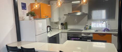 雪櫃、微波爐、焗爐、爐具