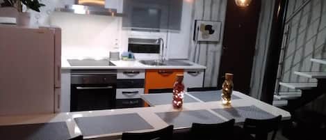 Kylskåp, mikrovågsugn, ugn och spishäll