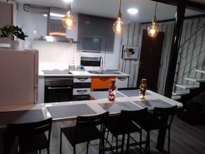 Kühlschrank, Mikrowelle, Ofen, Herdplatte