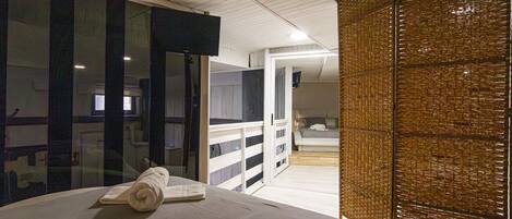 3 slaapkamers, een bureau, een strijkplank/strijkijzer, reisbedje