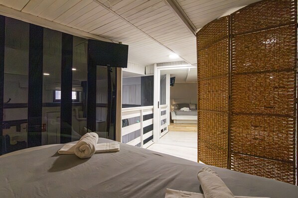 3 chambres, bureau, fer et planche à repasser, lit de bébé portatif