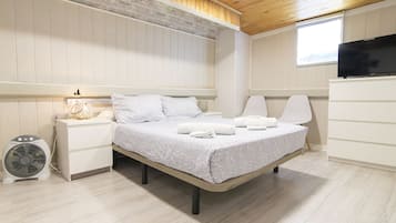 3 slaapkamers, een bureau, een strijkplank/strijkijzer, reisbedje