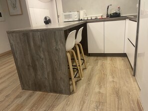 Een koelkast, een magnetron, een kookplaat