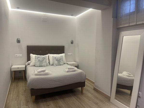 2 dormitorios, tabla de planchar con plancha, cuna de viaje