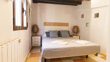 1 slaapkamer, een strijkplank/strijkijzer, reisbedje, gratis wifi