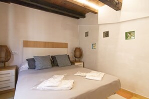 1 chambre, fer et planche à repasser, lit de bébé portatif