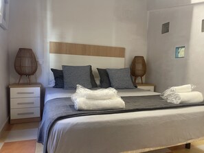 1 slaapkamer, een strijkplank/strijkijzer, reisbedje, gratis wifi