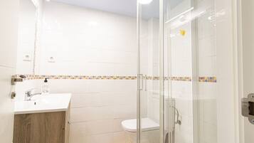 Een haardroger, handdoeken