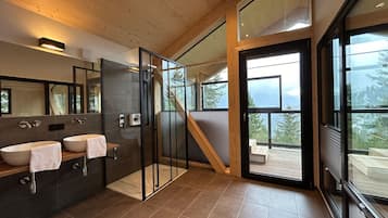 Chalet | Salle de bain | Baignoire, séchoir à cheveux