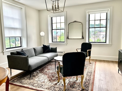 Modern suite (2 Queens) on the River